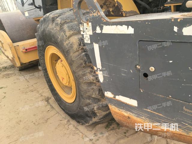 后輪右側(cè)全景(壓路機(jī)前后車架) 后輪右側(cè)全景(壓路機(jī)前后車架)