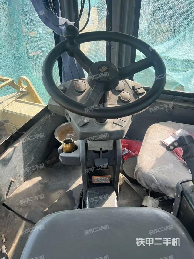 駕駛室操作臺(tái)（設(shè)備外觀及核心部件）