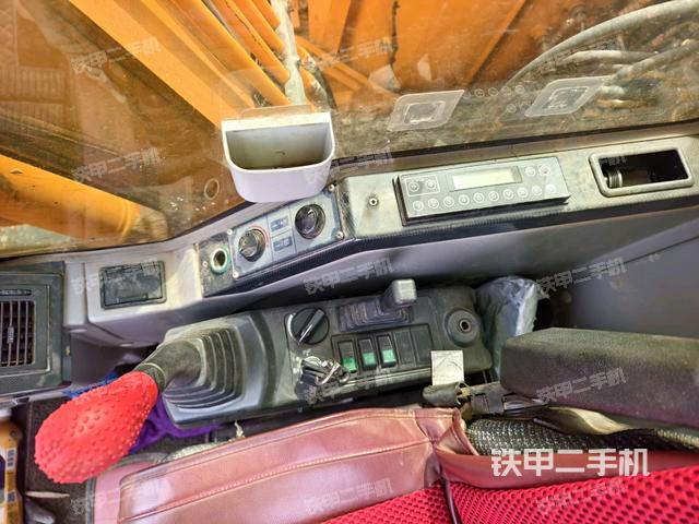 座椅右側(cè)控制臺/鑰匙門/油門/含右手柄(駕駛室部分) 座椅右側(cè)控制臺/鑰匙門/油門/含右手柄(駕駛室部分)