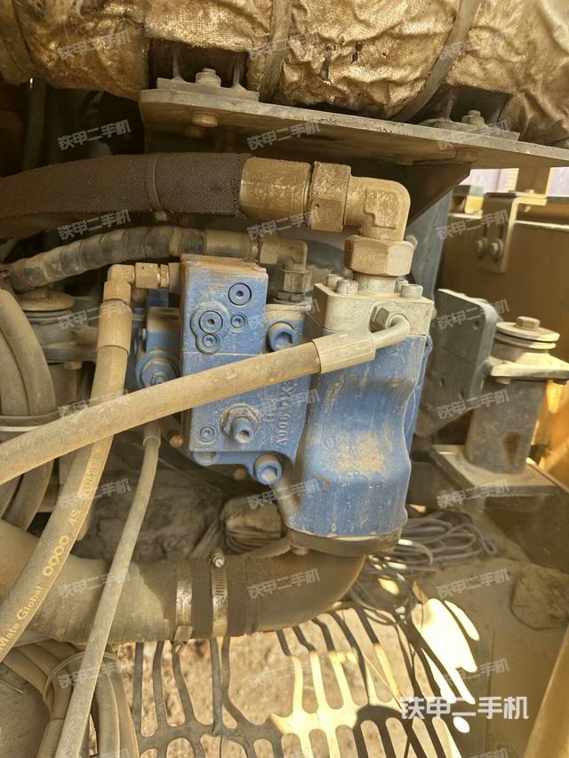 液压泵舱室正面整体（整机外观）