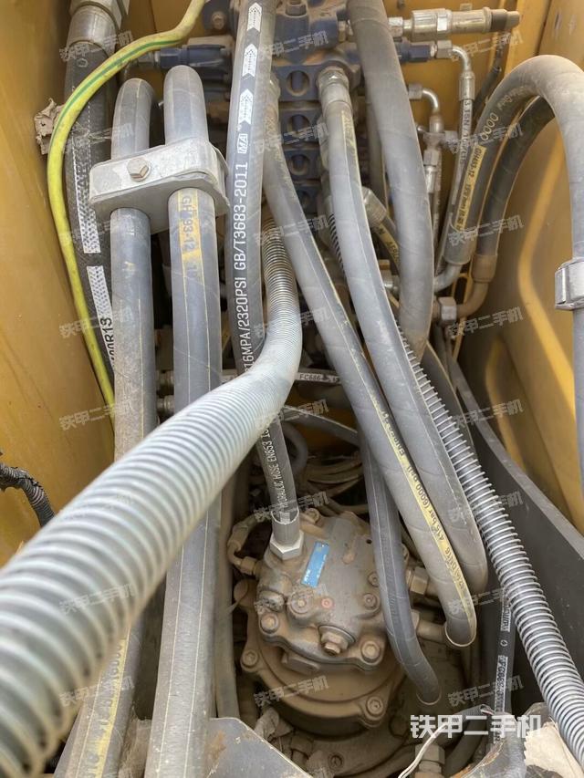 回轉(zhuǎn)馬達(dá)和主控閥（整機(jī)外觀）