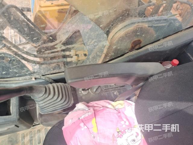 行走控制手柄和踏板?俯拍（駕駛室部分）