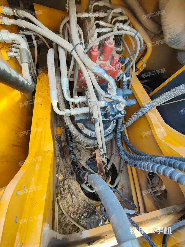 回轉(zhuǎn)馬達(dá)和主控閥（整機(jī)外觀）