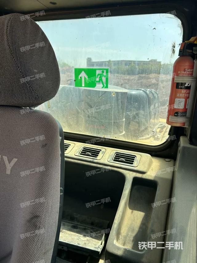 行走控制手柄和踏板?俯拍(駕駛室部分) 行走控制手柄和踏板?俯拍(駕駛室部分)