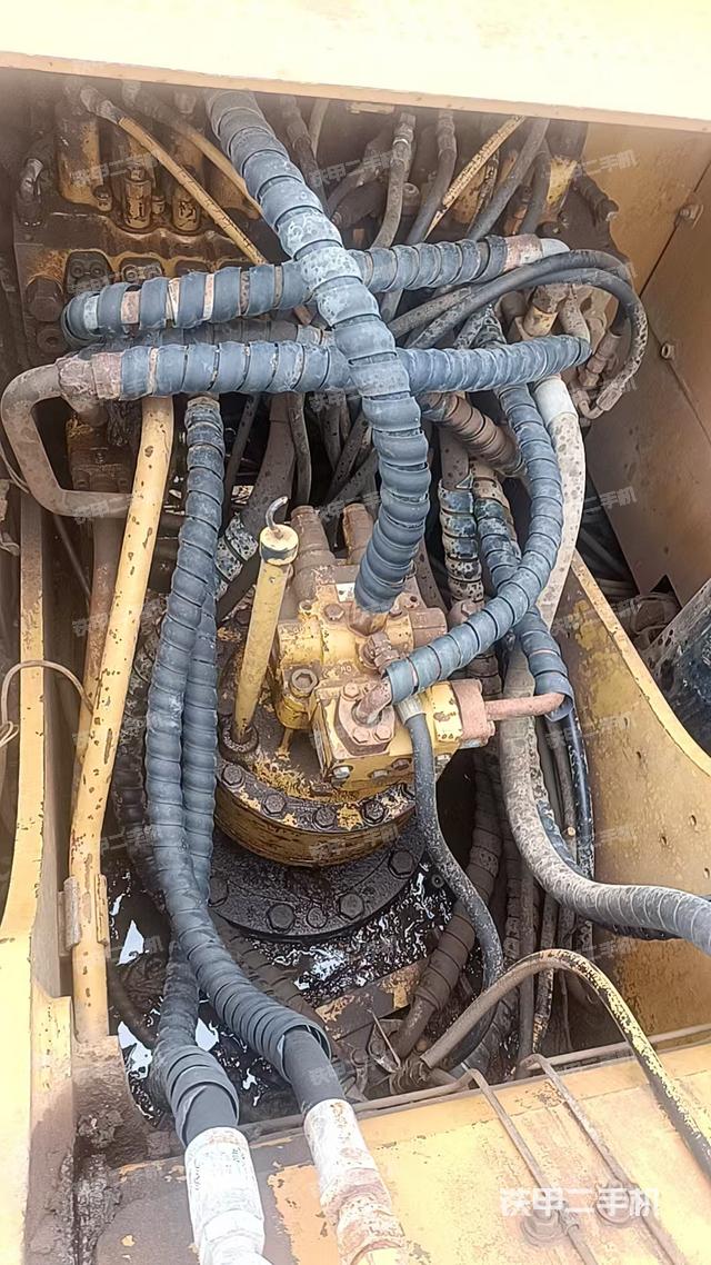 回轉(zhuǎn)馬達(dá)和主控閥（整機(jī)外觀）