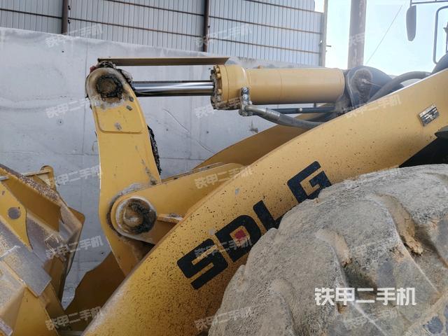 鏟斗油缸側(cè)面（工作裝置）