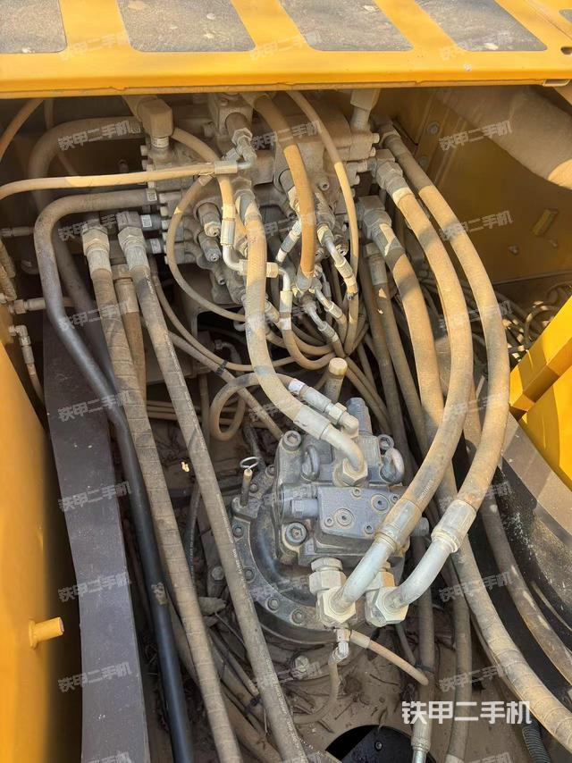 回轉(zhuǎn)馬達(dá)和主控閥（整機(jī)外觀）