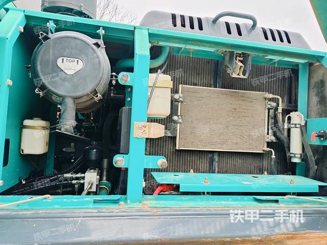 駕駛室頂部(整機(jī)外觀) 駕駛室頂部(整機(jī)外觀)
