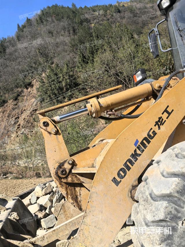 鏟斗油缸側(cè)面（工作裝置）