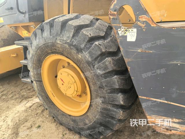 前輪左側(cè)減震塊連接及部件（壓路機(jī)前后車(chē)架）