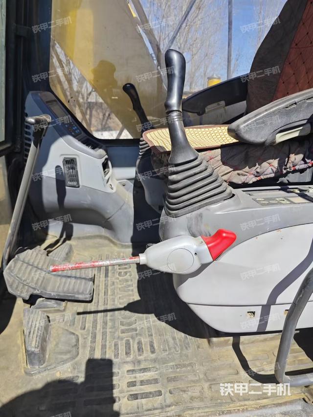駕駛室整體(整機(jī)外觀) 駕駛室整體(整機(jī)外觀)