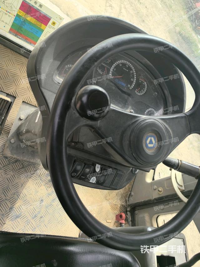 駕駛室側(cè)向上照全景（壓路機(jī)駕駛室）