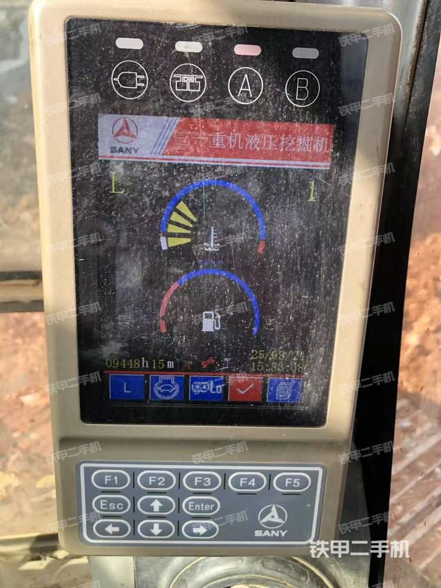 駕駛室整體(整機(jī)外觀) 駕駛室整體(整機(jī)外觀)