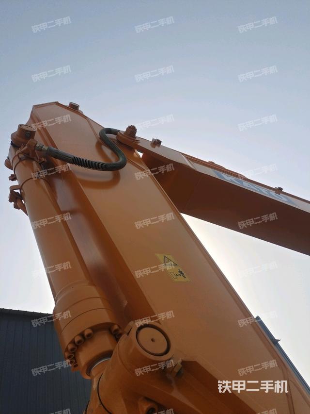 大臂油缸整体 竖拍（工作和回转装置）