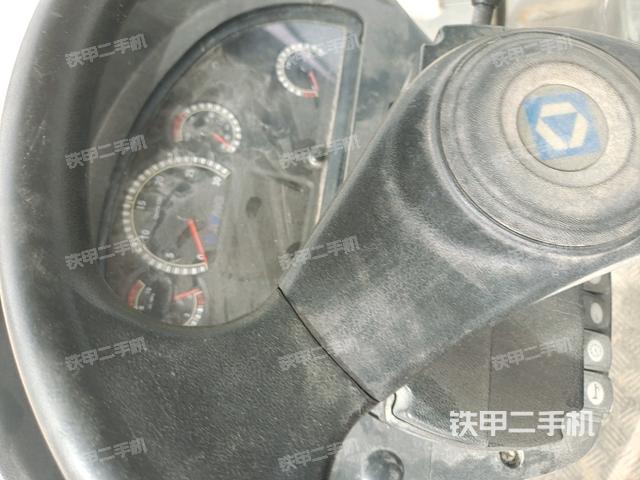 駕駛室內(nèi)座椅、儀表操作手柄全景（壓路機(jī)駕駛室）