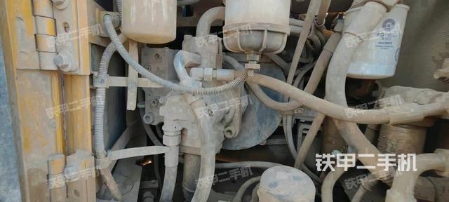 液壓泵艙室正面整體（整機外觀）