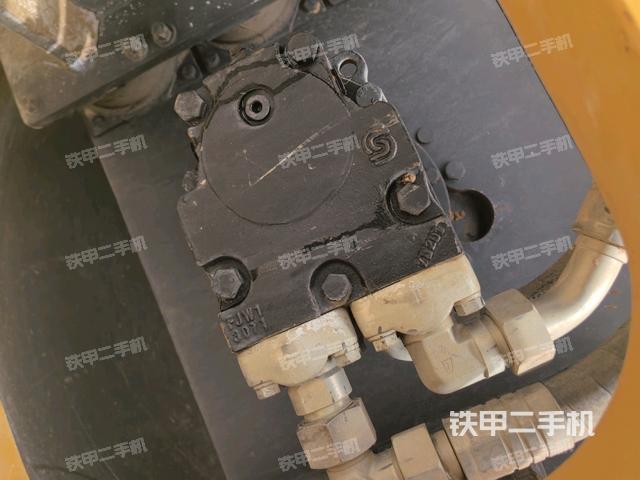 后輪左側(cè)全景（壓路機(jī)前后車(chē)架）