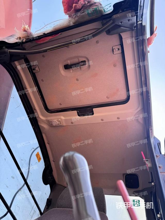 行走控制手柄和踏板?俯拍（駕駛室部分）