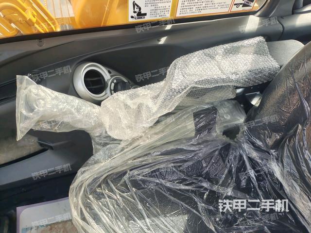 行走控制手柄和踏板 俯拍（驾驶室部分）