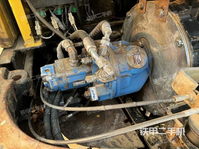 液压泵舱室正面整体（整机外观）