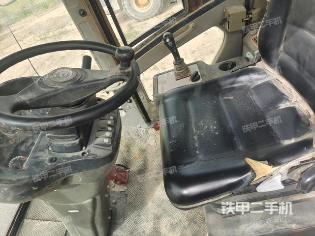 駕駛室側(cè)向上照全景（壓路機(jī)駕駛室）