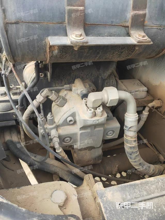 液壓泵艙室正面整體（整機(jī)外觀）