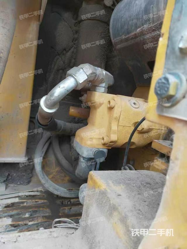 液壓泵艙室正面整體(整機外觀) 液壓泵艙室正面整體(整機外觀)