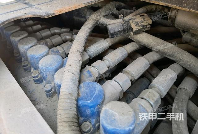 回轉(zhuǎn)馬達(dá)和主控閥(整機(jī)外觀) 回轉(zhuǎn)馬達(dá)和主控閥(整機(jī)外觀)