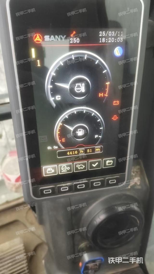駕駛室頂部(整機(jī)外觀) 駕駛室頂部(整機(jī)外觀)