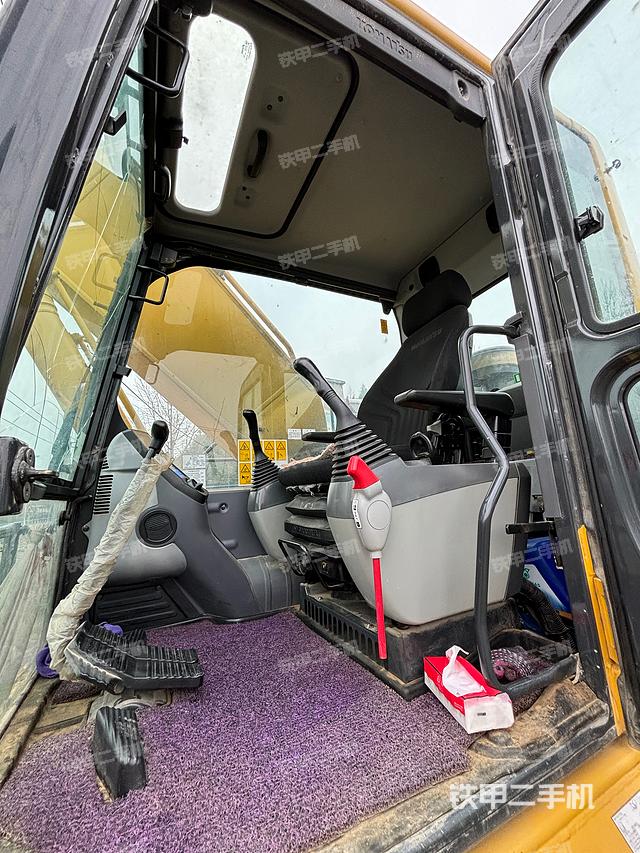 駕駛室整體(整機(jī)外觀) 駕駛室整體(整機(jī)外觀)