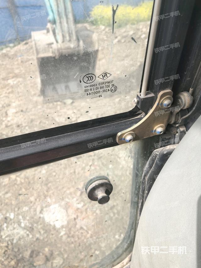 行走控制手柄和踏板?俯拍(駕駛室部分) 行走控制手柄和踏板?俯拍(駕駛室部分)