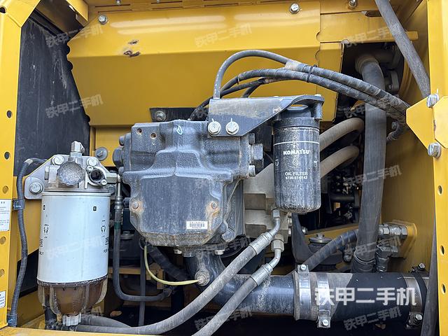 液壓泵艙室正面整體(整機(jī)外觀) 液壓泵艙室正面整體(整機(jī)外觀)