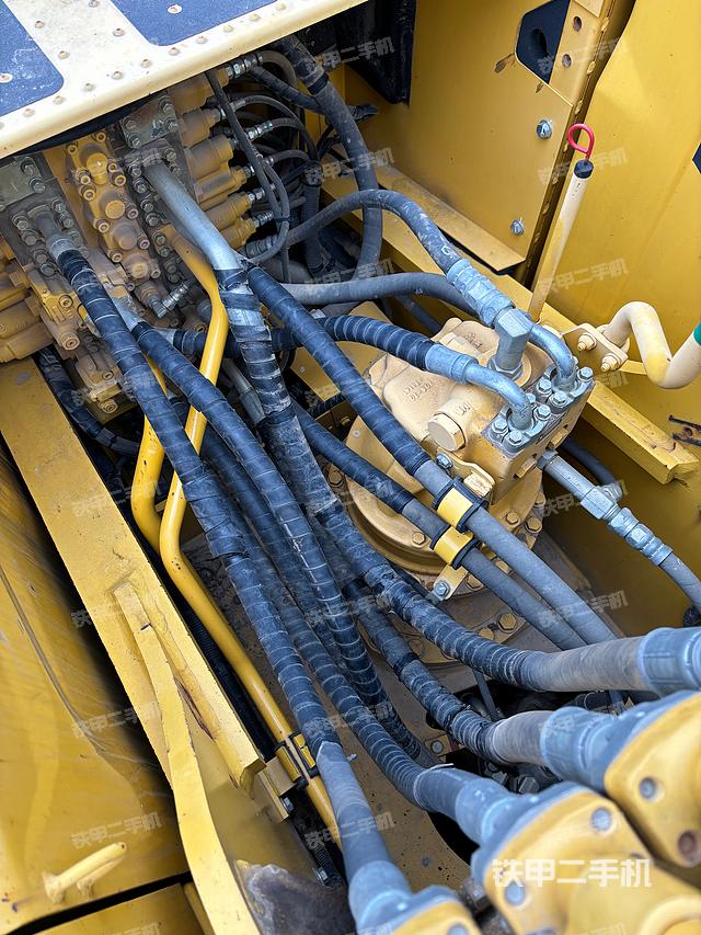 回轉(zhuǎn)馬達(dá)和主控閥(整機(jī)外觀) 回轉(zhuǎn)馬達(dá)和主控閥(整機(jī)外觀)