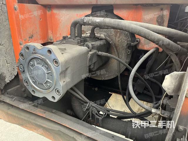 液压泵舱室正面整体（整机外观）