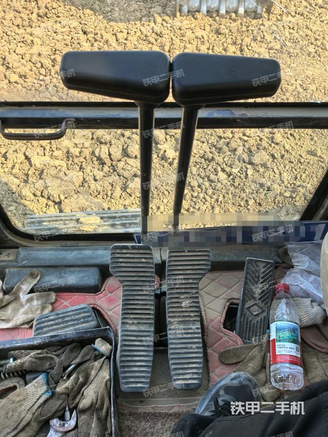 行走控制手柄和踏板?俯拍（駕駛室部分）