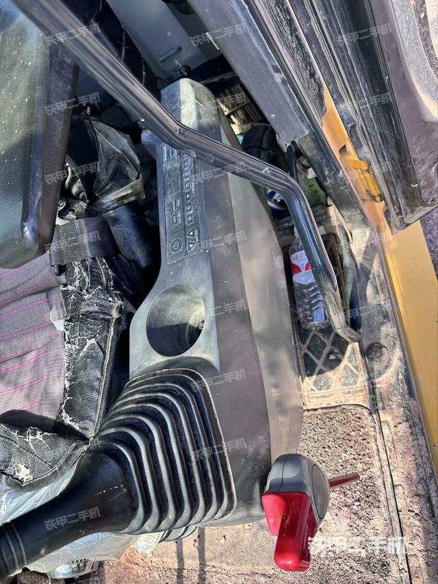 座椅右侧控制台/钥匙门/油门/含右手柄（驾驶室部分）