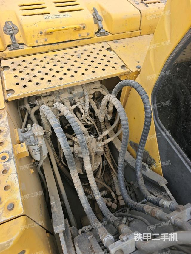 回轉(zhuǎn)馬達(dá)和主控閥(整機(jī)外觀) 回轉(zhuǎn)馬達(dá)和主控閥(整機(jī)外觀)