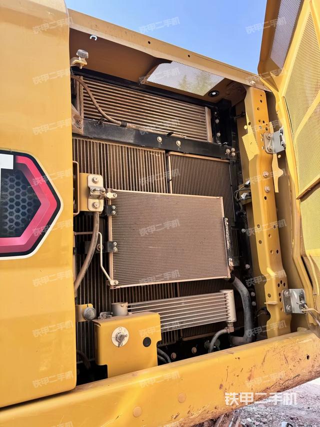 散熱器正面(大件艙室) 散熱器正面(大件艙室)