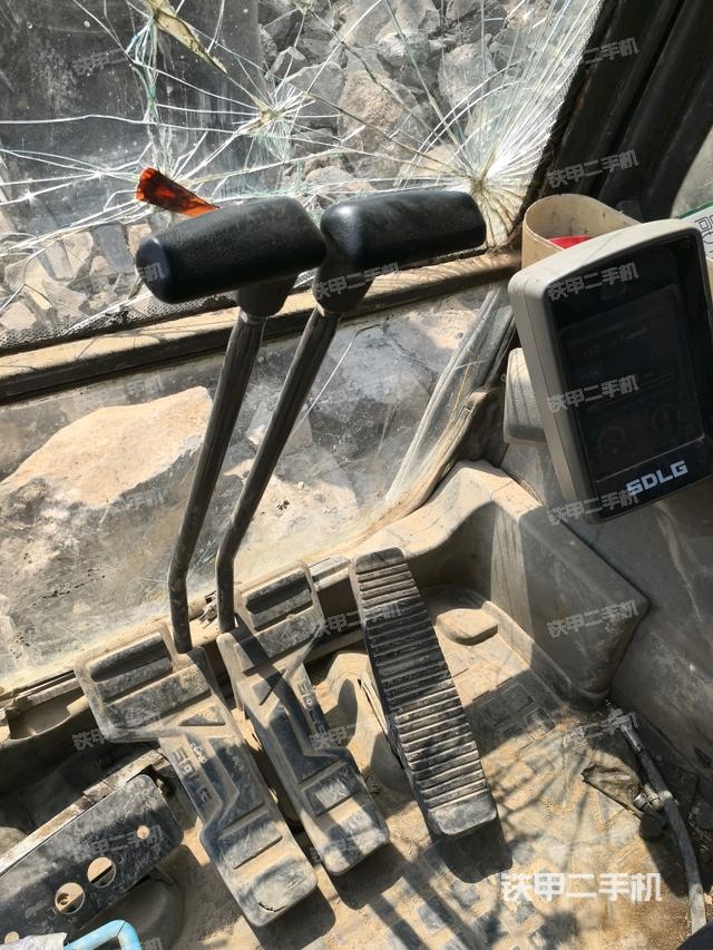 行走控制手柄和踏板?俯拍（駕駛室部分）