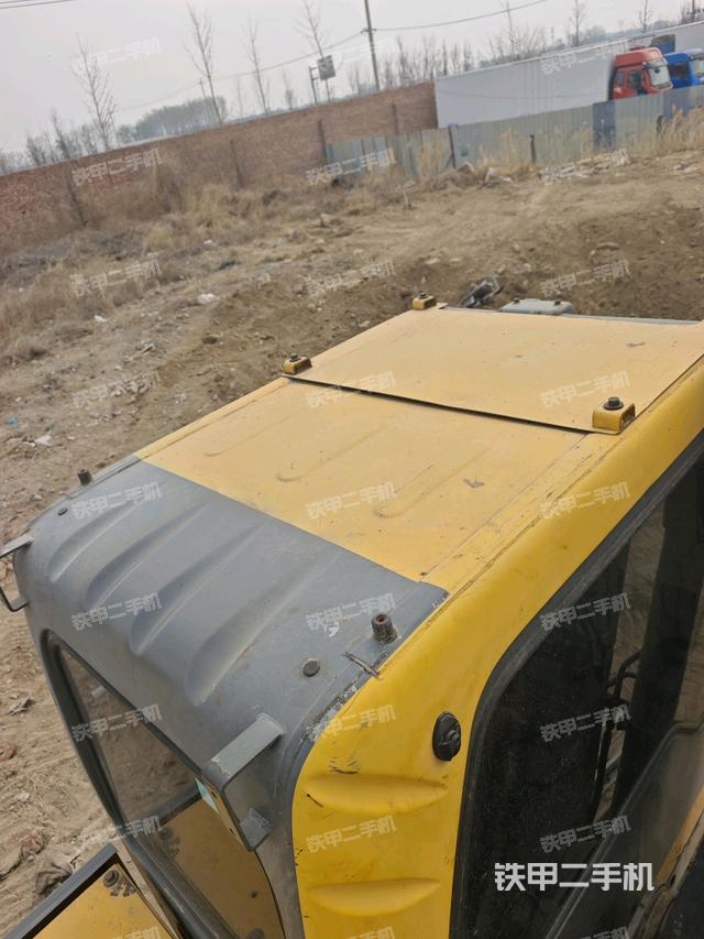 駕駛室頂部(整機(jī)外觀) 駕駛室頂部(整機(jī)外觀)