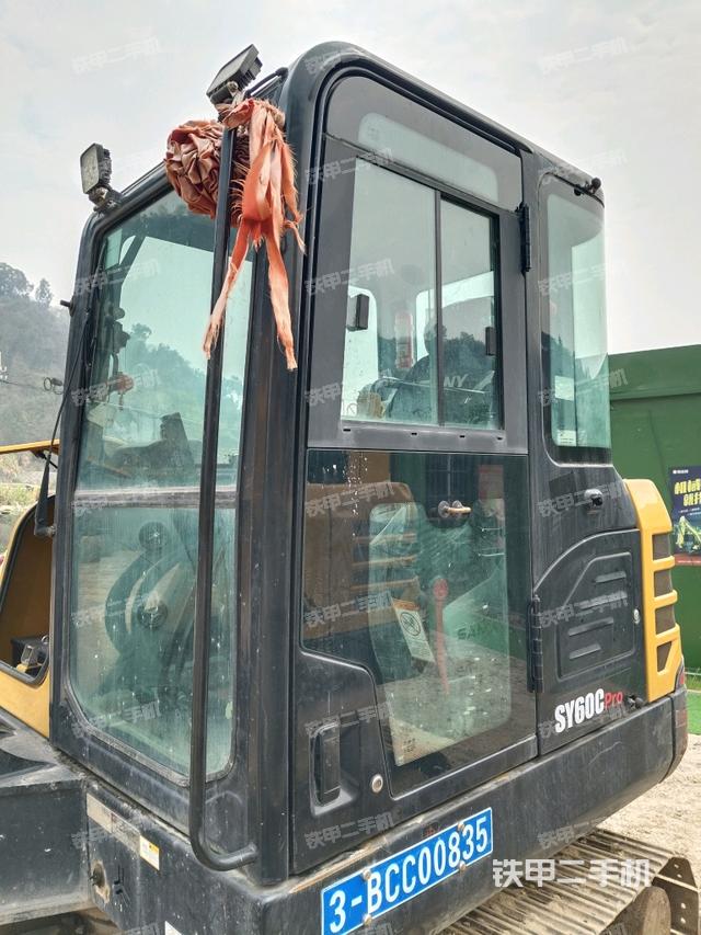 駕駛室整體(整機(jī)外觀) 駕駛室整體(整機(jī)外觀)