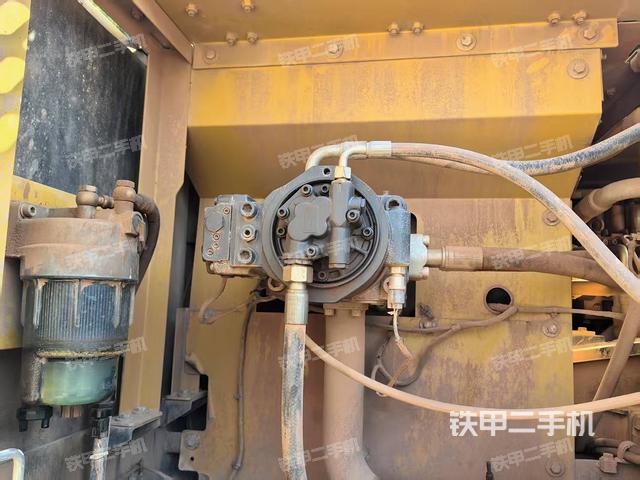液壓泵艙室正面整體(整機外觀) 液壓泵艙室正面整體(整機外觀)