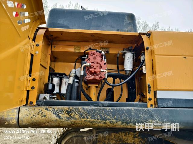 液壓泵艙室正面整體(整機外觀) 液壓泵艙室正面整體(整機外觀)