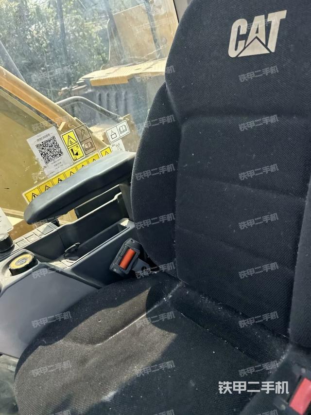 行走控制手柄和踏板?俯拍（駕駛室部分）