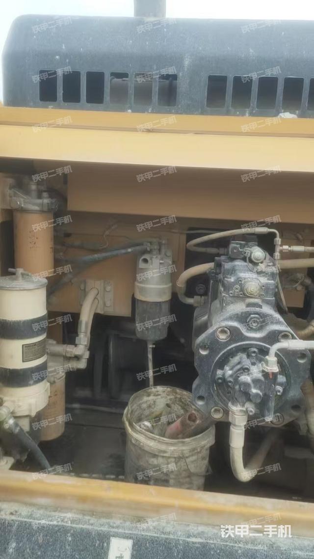 液壓泵艙室正面整體(整機(jī)外觀) 液壓泵艙室正面整體(整機(jī)外觀)