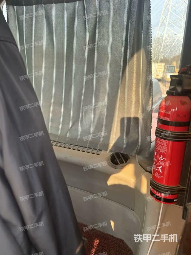 座椅右側(cè)控制臺/鑰匙門/油門/含右手柄(駕駛室部分) 座椅右側(cè)控制臺/鑰匙門/油門/含右手柄(駕駛室部分)