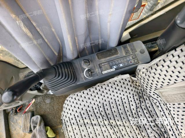 座椅右側(cè)控制臺(tái)/鑰匙門/油門/含右手柄（駕駛室部分）