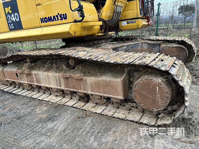 單側(cè)履帶整體(整機(jī)外觀) 單側(cè)履帶整體(整機(jī)外觀)