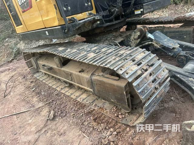 單側(cè)履帶整體(整機(jī)外觀) 單側(cè)履帶整體(整機(jī)外觀)