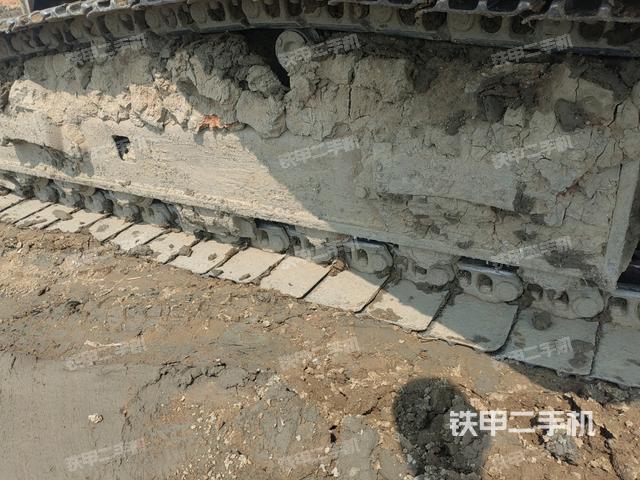 單側(cè)履帶整體(整機(jī)外觀) 單側(cè)履帶整體(整機(jī)外觀)